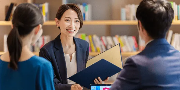 社員3人で話し合っている様子