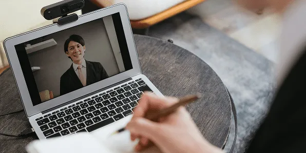 オンラインミーティングの最中にメモを取っています。